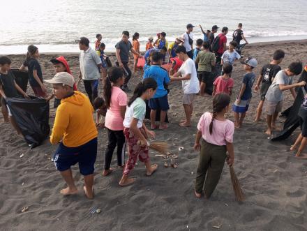 Kegiatan Gotong Royong di Pantai Segara Bungkulan Persiapan Memeriahkan HUT RI Ke-78 